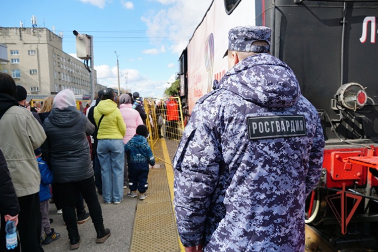 В Ульяновской области сотрудники Росгвардии обеспечили безопасность во время прибытия легендарного состава «Паровоз Победы»