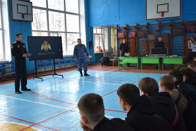 Ульяновские росгвардейцы рассказали о службе и показали дроны студентам