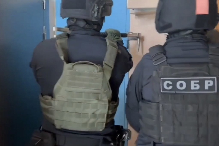 При силовом сопровождении росгвардейцев задержаны подозреваемые в незаконном изготовлении оружия в Ульяновске (видео)