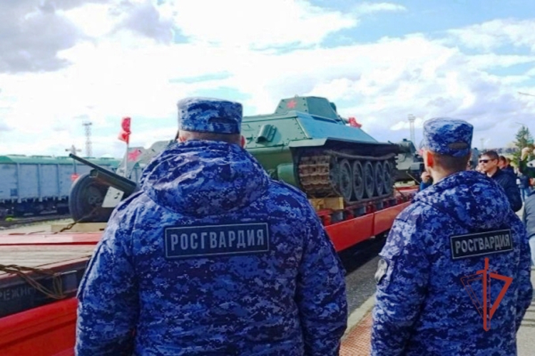 В Ульяновской области сотрудники Росгвардии обеспечили безопасность во время прибытия легендарного состава «Паровоз Победы»