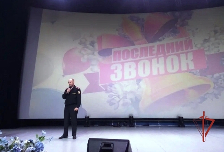 В Ульяновске офицер Росгвардии поздравил выпускников с окончанием школы 