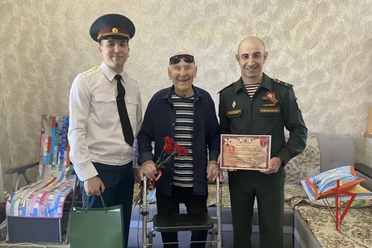 Военнослужащие Росгвардии поздравили ветерана Великой Отечественной войны с Днем Победы