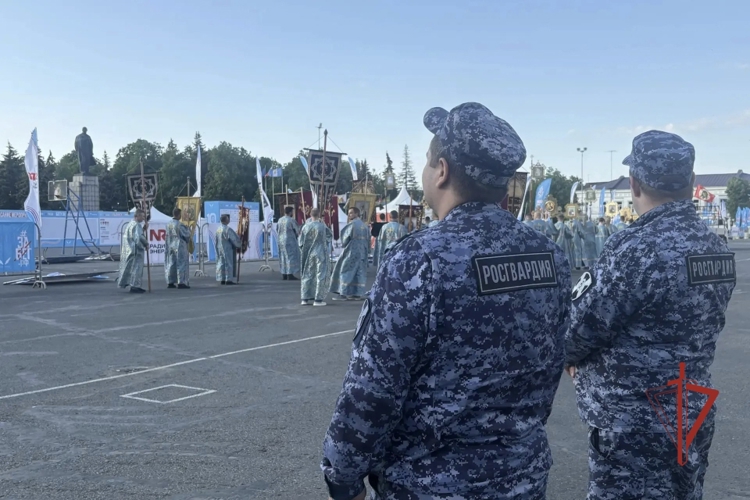 В Ульяновске росгвардейцы обеспечили безопасность крестного хода с одной из главных святынь Симбирской митрополии — Жадовской Казанской иконой Божией Матери