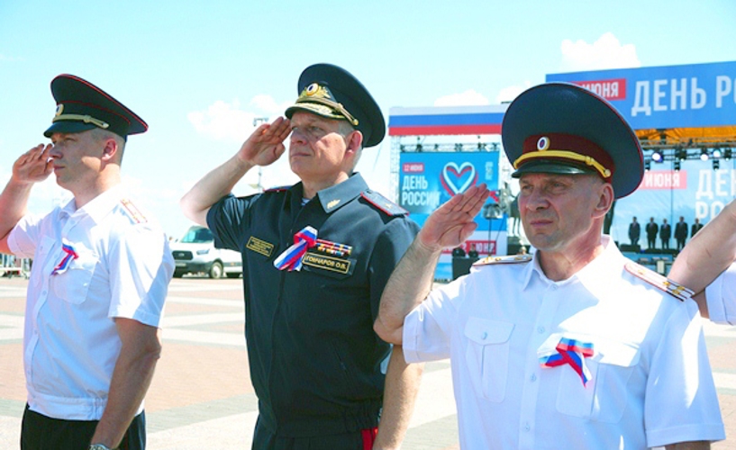 В День России начальник Управления Росгвардии по Ульяновской области принял участие в торжественной церемонии поднятия флага