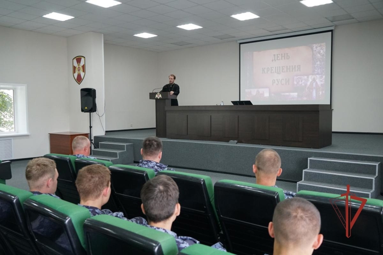В Ульяновске священнослужитель встретился с сотрудниками Росгвардии в День Крещения Руси