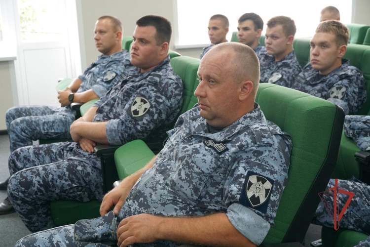 В Ульяновске священнослужитель встретился с сотрудниками Росгвардии в День Крещения Руси