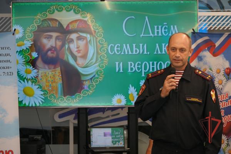 В День семьи, любви и верности росгвардейцы подарили будущим первоклассникам из многодетных семей школьные наборы