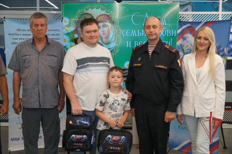 В День семьи, любви и верности росгвардейцы подарили будущим первоклассникам из многодетных семей школьные наборы