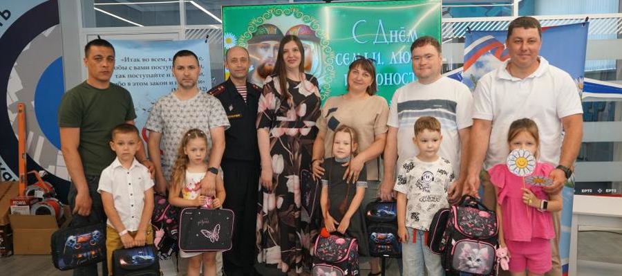 В День семьи, любви и верности росгвардейцы подарили будущим первоклассникам из многодетных семей школьные наборы