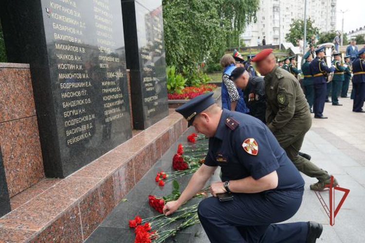 В Ульяновске росгвардейцы почтили память ветеранов боевых действий