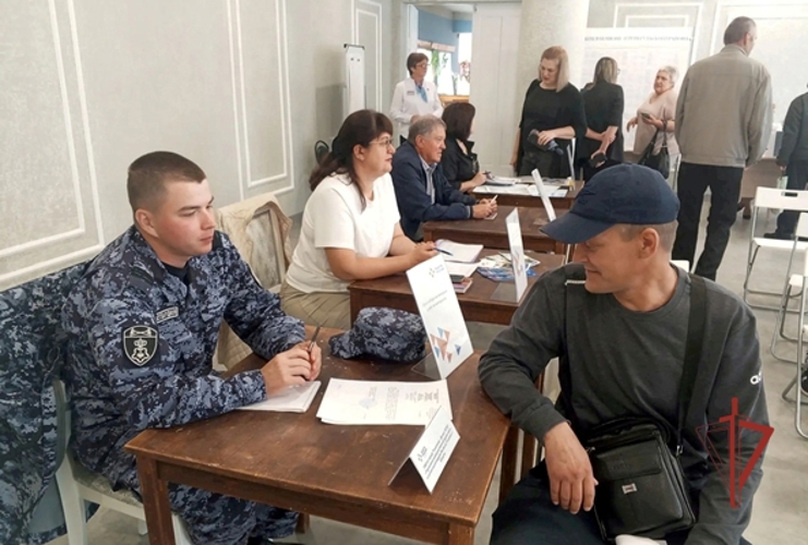 В Ульяновске сотрудники Росгвардии приняли участие во Всероссийской ярмарке вакансий