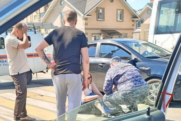 Сотрудники Росгвардии оказали помощь на месте ДТП в Ульяновске