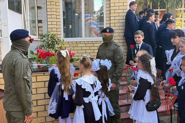 В Ульяновске бойцы СОБР «Пламя» Росгвардии почтили память героя на торжественной линейке в школе