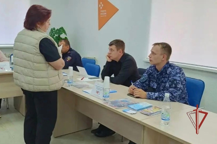 Служба в Росгвардии: сотрудники ведомства приняли участие в региональной ярмарке вакансий