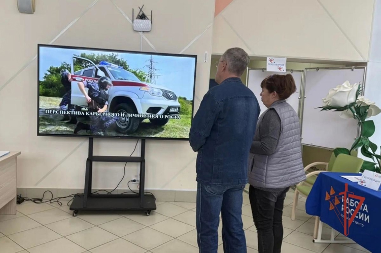 Служба в Росгвардии: сотрудники ведомства приняли участие в региональной ярмарке вакансий