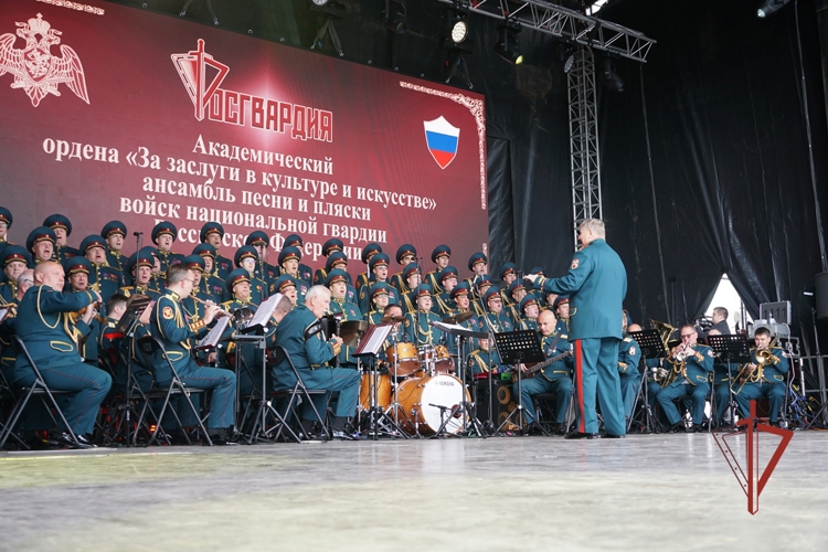 Легендарный ансамбль Росгвардии поздравил ульяновцев с Днем города: город встретил героев сцены овациями