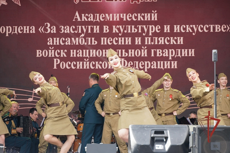 Легендарный ансамбль Росгвардии поздравил ульяновцев с Днем города: город встретил героев сцены овациями