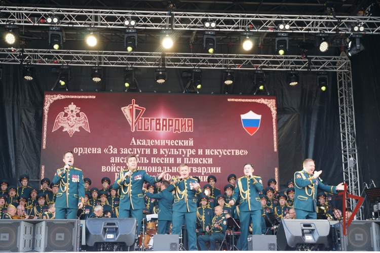 Легендарный ансамбль Росгвардии поздравил ульяновцев с Днем города: город встретил героев сцены овациями