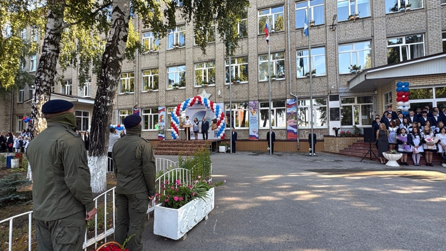 В Ульяновске бойцы СОБР «Пламя» Росгвардии почтили память героя на торжественной линейке в школе