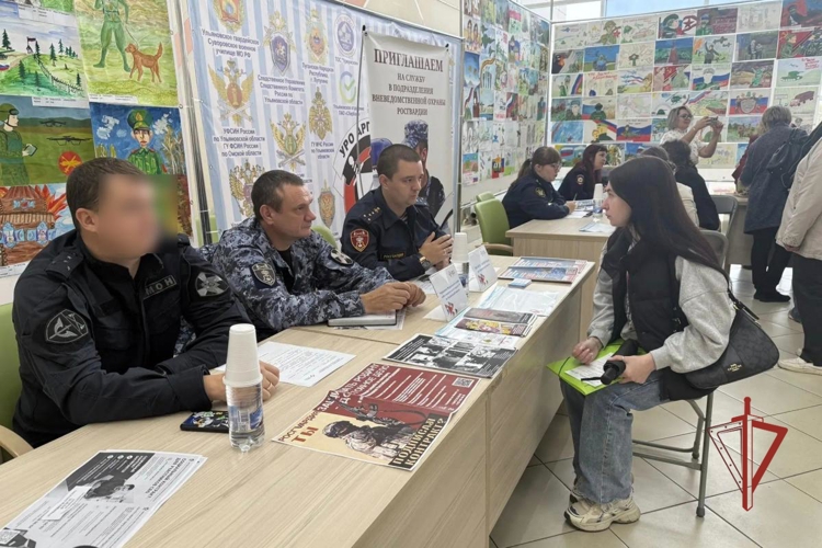 Служба в Росгвардии: сотрудники ведомства приняли участие в региональной ярмарке вакансий
