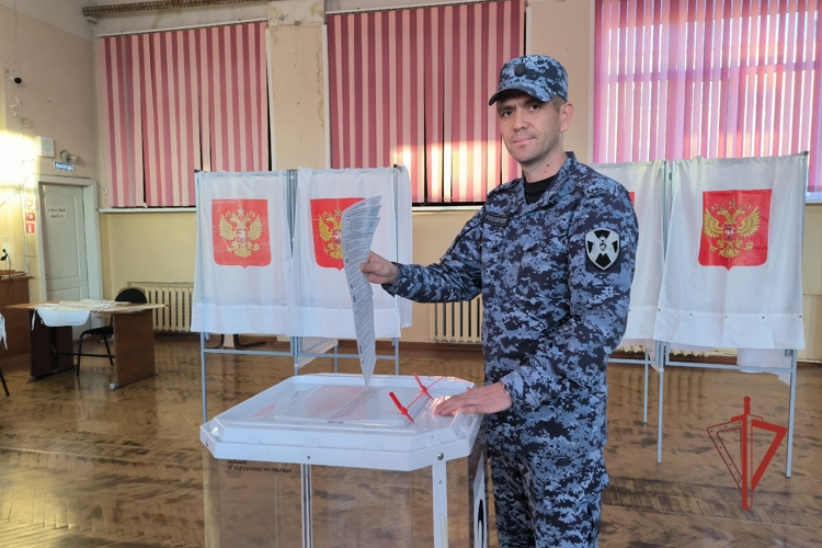 Сотрудники и военнослужащие Управления Росгвардии по Ульяновской области принимают активное участие в голосовании