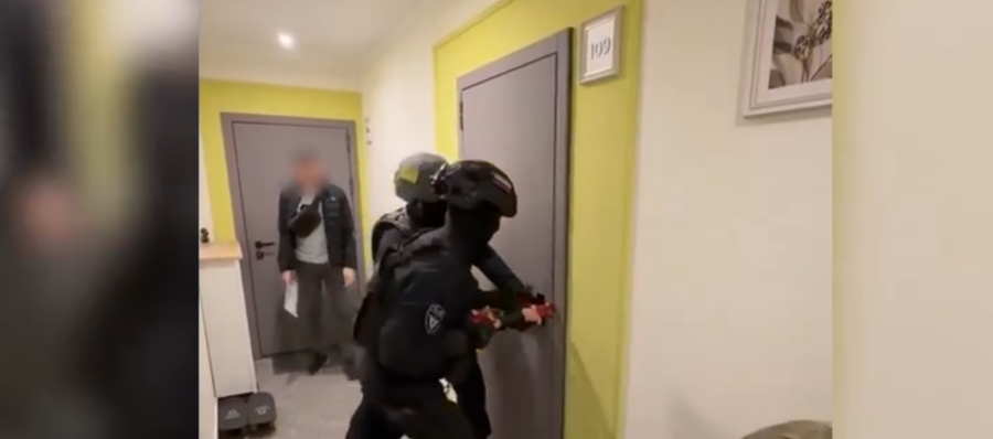 В Ульяновске при силовой поддержке бойцов спецподразделения Росгвардии задержаны подозреваемые за убийство 12-летней давности (видео)