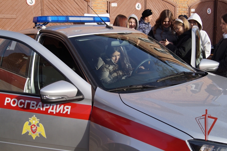 Ульяновские школьники познакомились с буднями вневедомственной охраны Росгвардии