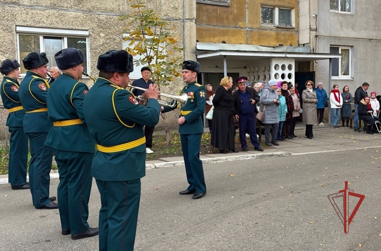 В Димитровграде военнослужащие Росгвардии поздравили труженицу тыла со столетним юбилеем